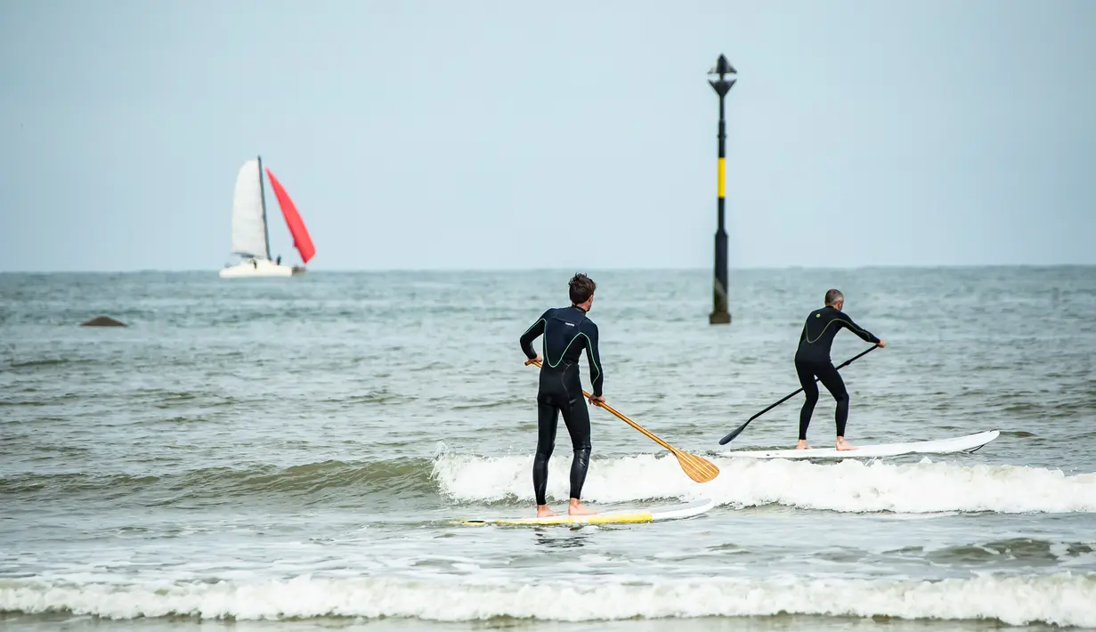 Orang-orang menikmati suasana laut dan pantai di Dunkirk, Prancis (16/5/2020). Disertai langkah-langkah pencegahan seperti menjaga jarak sosial, sejumlah pantai di Prancis utara dibuka kembali mulai Sabtu (16/5) setelah pelonggaran lockdown akibat merebaknya COVID-19. (Xinhua/Sebastien Courdji)
