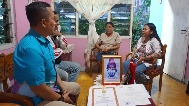 Dandim 1309/Manado Kolonel Inf Himawan Teddy Laksono SIKom MTr (Han) saat berbincang-bincang bersama keluarga Pahlawan Nasional Bataha Santiago, Sabtu (11/11/2023), di Kelurahan Teling Bawah, Kecamatan Wenang, Kota Manado, Sulut.