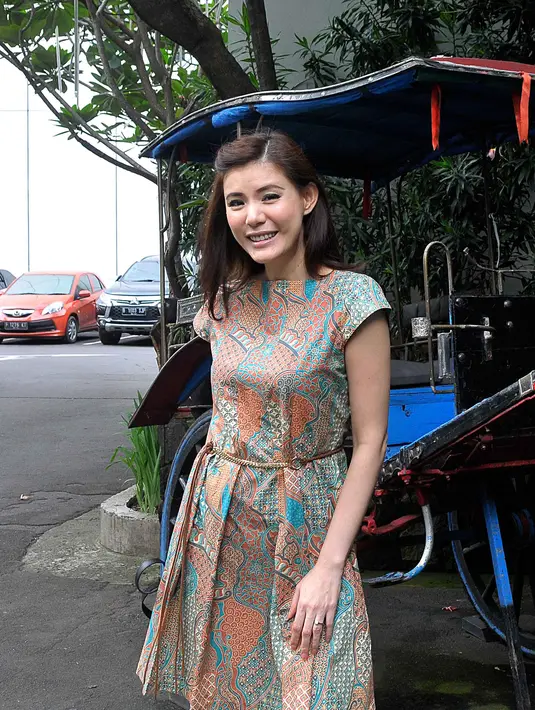 "Jadi juri saya harus nonton 58 film dan tahun lalu ada 62 film dan itu banyak sekali. Dari setiap film yang ada dibuatkan shortlistnya. Saya fikir 15 film cukup mengakomodasi setiap film-film," tandas Olga Lidya. (Nurwahyunan/Bintang.com)