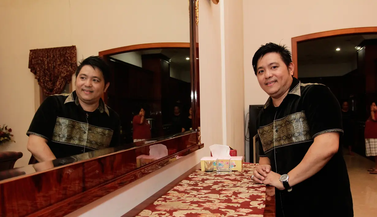 Tak dapat dipungkiri jika Steven Rumangkang merasa harga dirinya terinjak-injak ketika mengetahui sang istri bermesraan dengan lelaki lain. Tak hanya Steven, keluarga besarnya pun turut merasakan kekecawaan. (Andy Masela/Bintang.com)