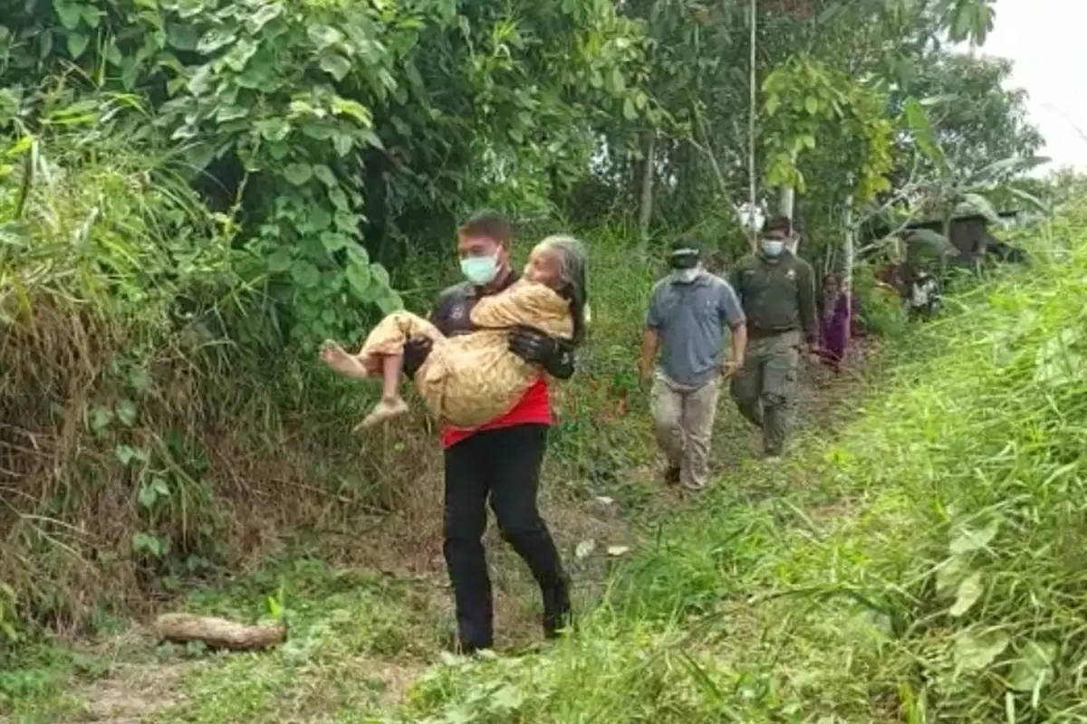 Gubernur Kaltara Zainal Arifin Paliwang menggendong Nenek Zahra. Foto Istimewa
