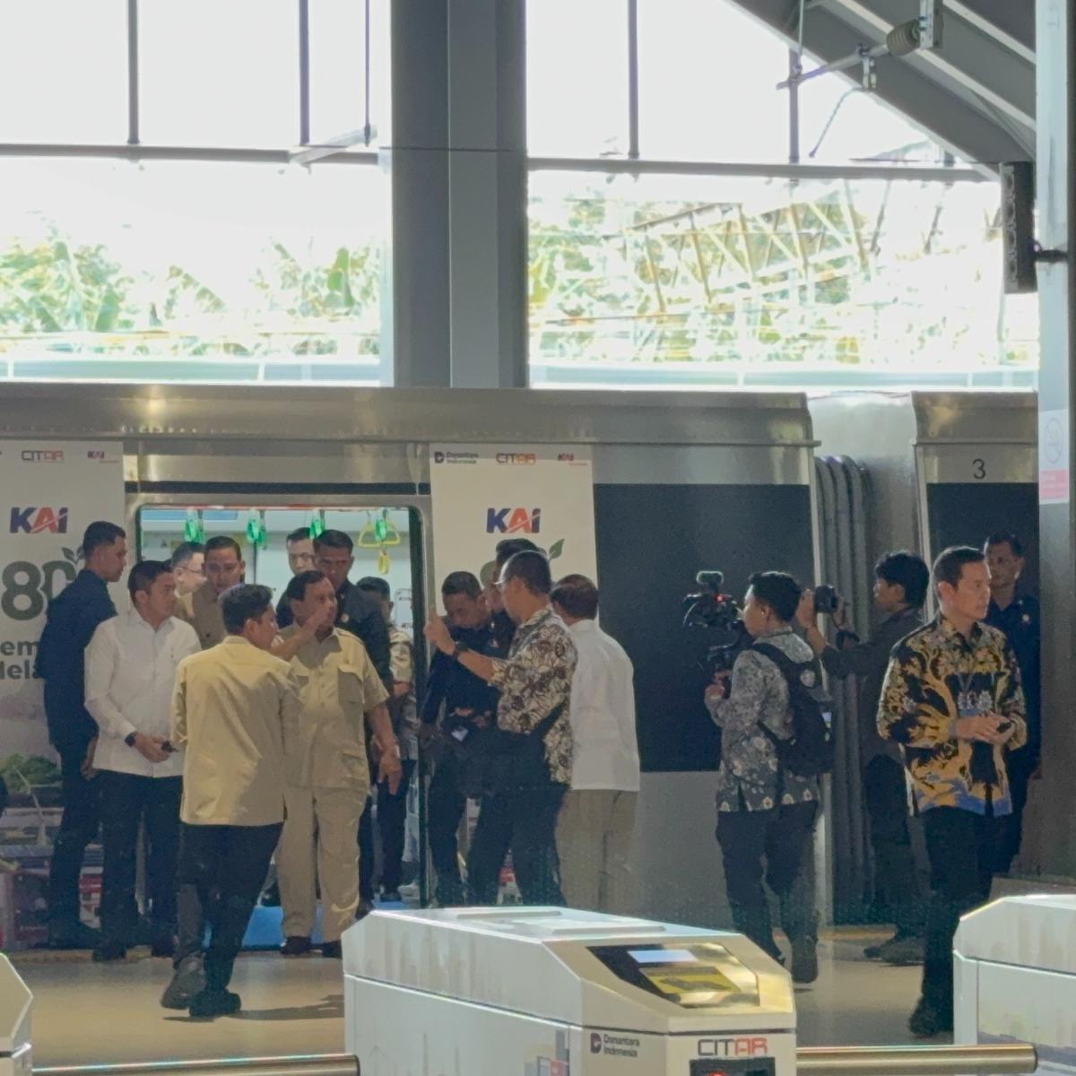 Prabowo jajal commuter line Jabodetabek