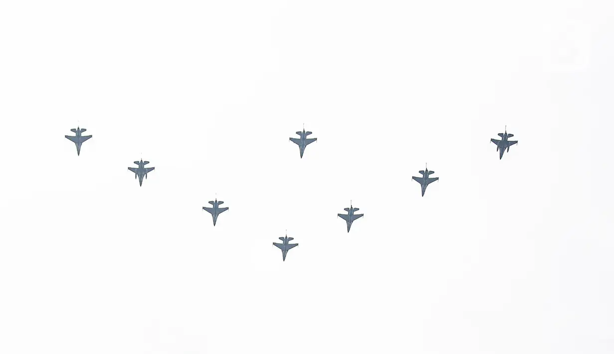 Penampilan atraksi pesawat tempur F-16 saat perayaan HUT ke-77 TNI di Jakarta, Rabu (5/10/2022). Kegiatan yang diikuti oleh seluruh kesatuan jajaran TNI ini dalam rangka menyambut HUT ke-77 TNI. (Liputan6.com/Faizal Fanani)