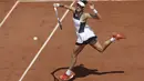 Aksi Garbine Muguruza mengembalikan bola saat melawan Anett Kontaveit pada ajang Prancis Terbuka di Roland Garros stadium, Paris, (31/5/2017). (AP/Petr David Josek)