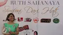 Penyanyi Ruth Sahanaya hadir pada peluncuran album terbarunya yang berjudul "Simfoni Dari Hati" di kawasan Kemang, Jakarta, Senin (18/4). Album dalam rangka 30 tahun Ruth Sahanya berkarya tersebut berisi sepuluh lagu. (Liputan6.com/Herman Zakharia)