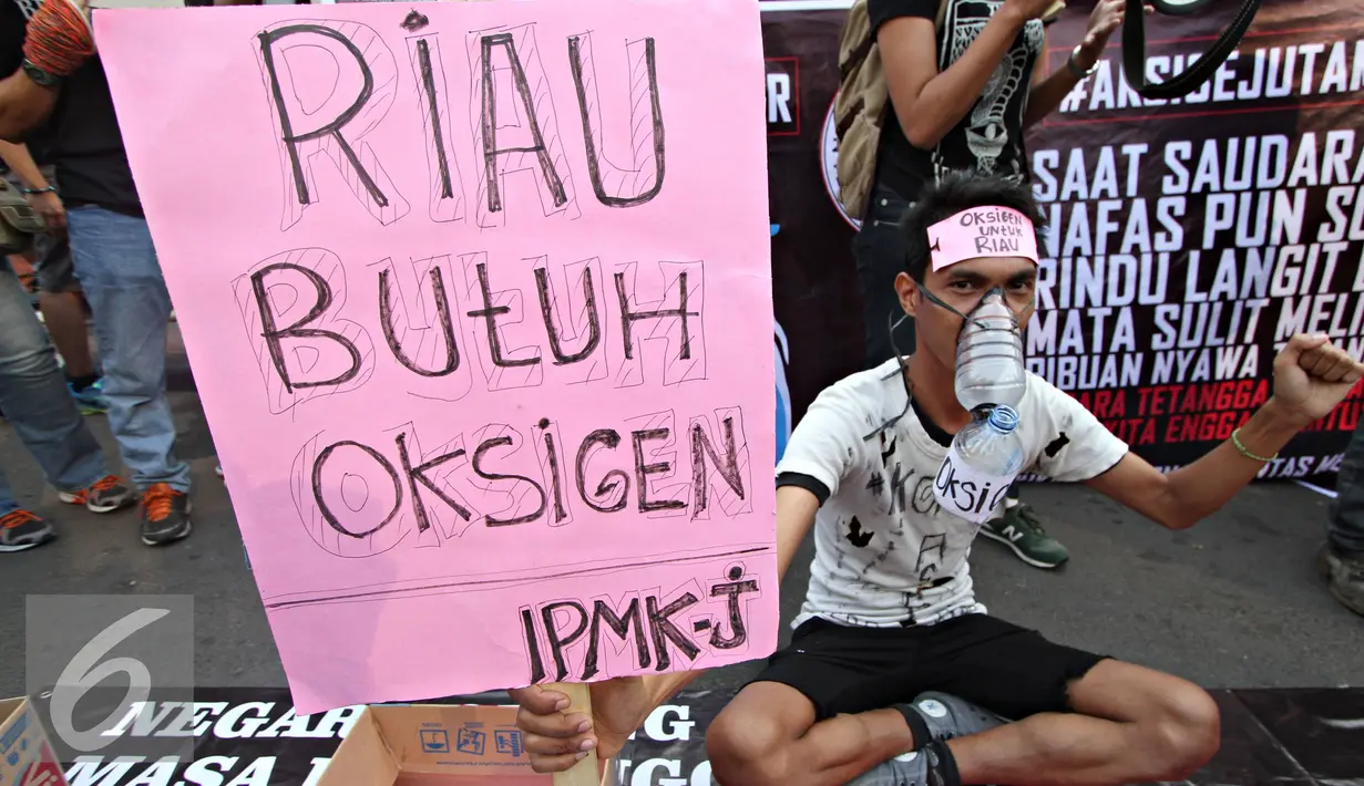 Seorang pria saat menggelar aksi kepedulian untuk korban bencana asap Sumatera dan Kalimantan di Bundaran HI, Jakarta Pusat, Minggu (11/10/2015). Kegiatan ini dilakukan untuk mengumpulkan bantuan dari warga sekitar. (Liputan6.com/Immanuel Antonius)