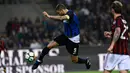 Pemain Inter Milan, Mauro Icardi berusaha melakukan tendangan ke gawang AC Milan pada pekan kedelapan Liga Italia di Stadion Giuseppe Meazza, Minggu (15/10). Gol Inter Milan diborong oleh Icardi, 3-2. (MIGUEL MEDINA / AFP)