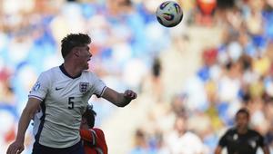 Charlie Cresswell (atas) dari Inggris berduel memperebutkan bola dengan Thom Van Bergen dari Belanda dalam pertandingan semifinal Euro U-21 2025 di Stadion Nasional Bratislava, Slovakia, Rabu, 25 Juni 2025. (AP Photo/Petr David Josek)