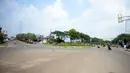 Aktivitas lalulalang kendaraan roda dua dan empat terlihat lengang pada hari ketiga penerapan Pembatasan Sosial Berskala Besar (PSBB) di Bundaran Ciater, Tangerang Selatan, Banten, Senin (20/04/2020). (merdeka.com/Dwi Narwoko)