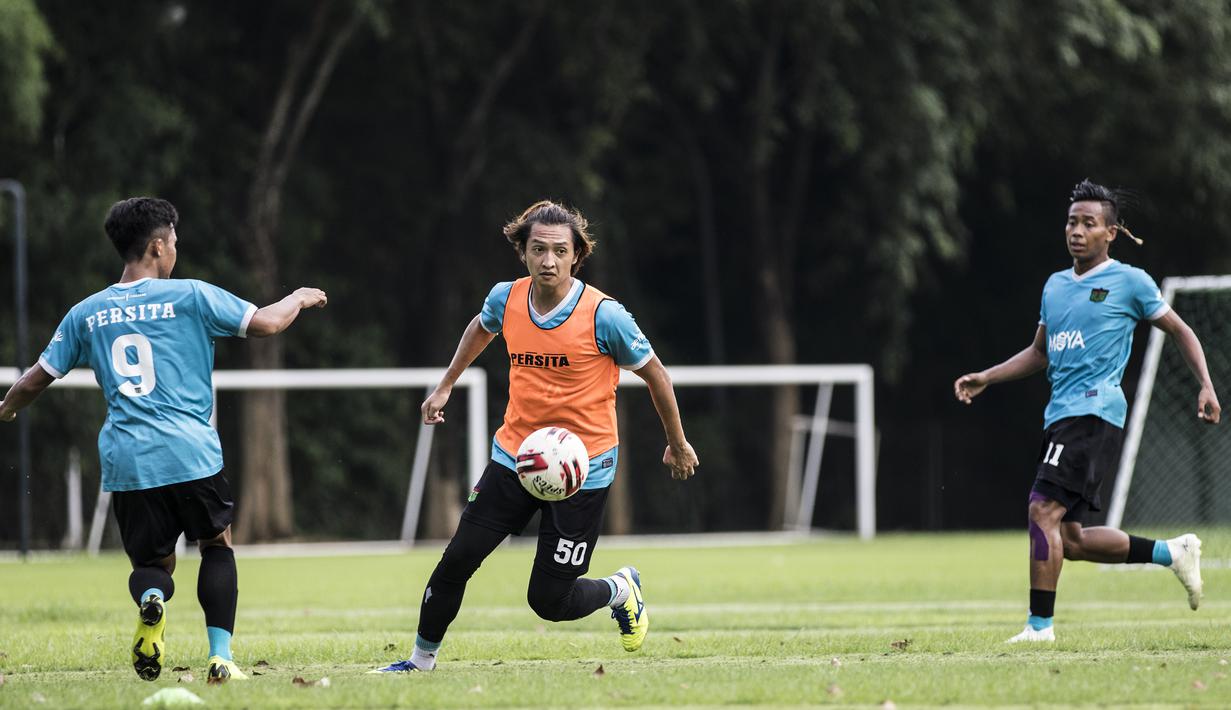 Pemain Persita Tangerang, Chandra Waskito, berusaha mengontrol bola saat latihan di Lapangan SPH Karawaci, Tangerang, Rabu (29/1). Latihan ini merupakan persiapan jelang Liga 1 Indonesia 2020. (Bola.com/Vitalis Yogi Trisna)