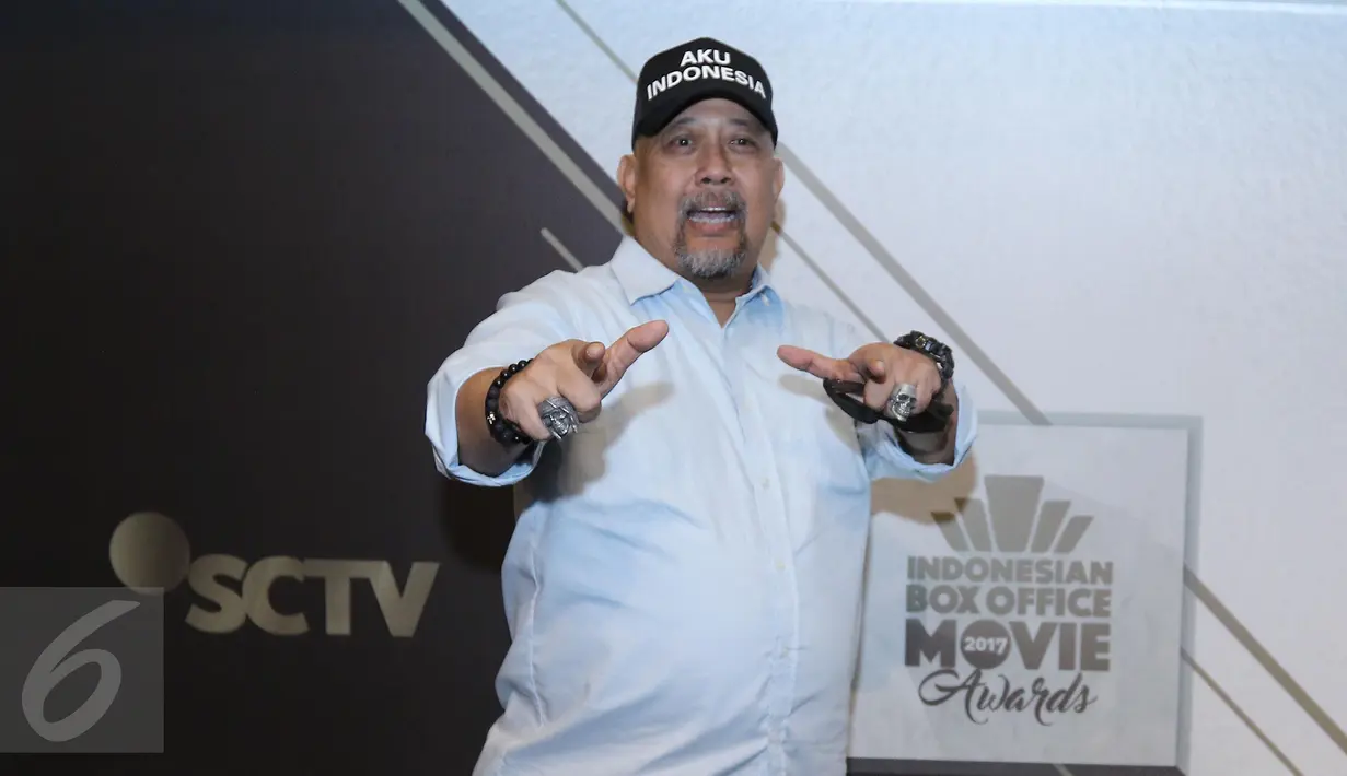 Aktor, Indro Warkop berpose usai menghadiri jumpa press Indonesia Box Office Movie Awards 2017 di SCTV tower, Jakarta, Senin (20/03). Dalam acara ini, turut bersaing sepuluh film yang akan memperebutkan 18 penghargaan. (Liputan6.com/Herman Zakharia)