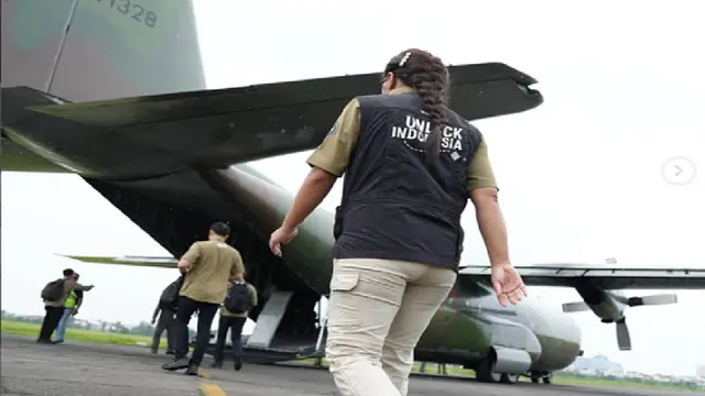 Zita Anjani Bagikan Bantuan Presiden untuk Korban Banjir Bandang Sumatera, Pakai Sepatu Putih