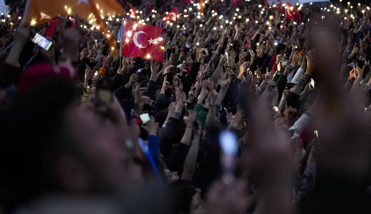 Pendukung Erdogan merayakan kemenangannya di pemilu dengan berkerumun sambil bersorak-sorai di luar kediamannya di Istanbul, Turki. (AP Photo/Francisco Seco)