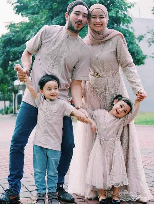 Aryani tampil lebih mewah dengan abaya perpaduan lace dan tutu bersama putri kecilnya (Foto: Instagram @aryanifitriana24)