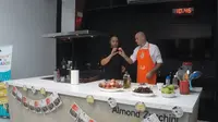 Peragaan masak oleh Chef Yuda Bustara dan Brett Stevens, Komisioner Asia Tenggara Pemerintah Victoria dalam kegiatan Now in Season Australia, Senin (16/1/2017)q