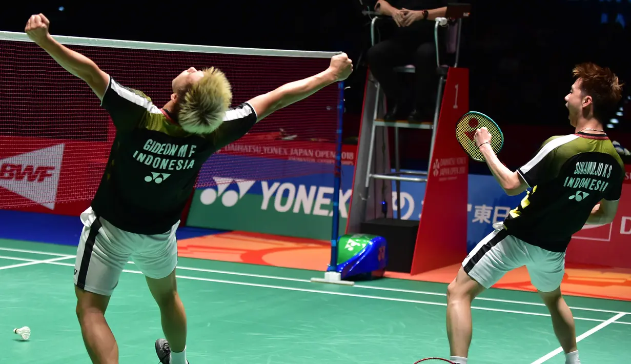 Ganda putra Indonesia, Kevin Sanjaya / Marcus Gideon, merayakan kemenangan atas Li Junhui / Liu Yuchen pada final Jepang Terbuka di Tokyo, Minggu (16/9/2018). Kevin Sanjaya / Marcus Gideon berhasil menjadi juara. (AFP/Kazuhiro Nogi)