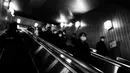 Penumpang naik eskalator di stasiun kereta api di Tokyo, (9/3/2020). (AP Photo / Jae C. Hong)