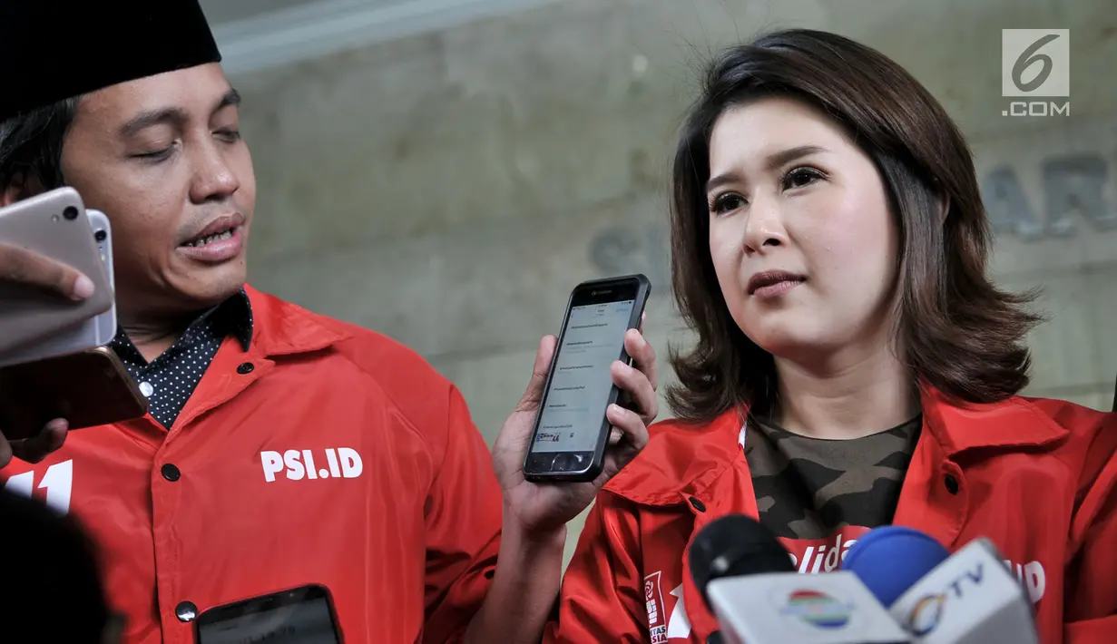 Ketua Umum PSI Grace Natalie memberikan keterangan saat memenuhi panggilan Bareskrim Polri di Jakarta, Selasa (22/5). Sebelumnya, PSI dilaporkan Bawaslu karena dinilai melakukan kampanye dini melalui iklan. (Merdeka.com/Iqbal S Nugroho)
