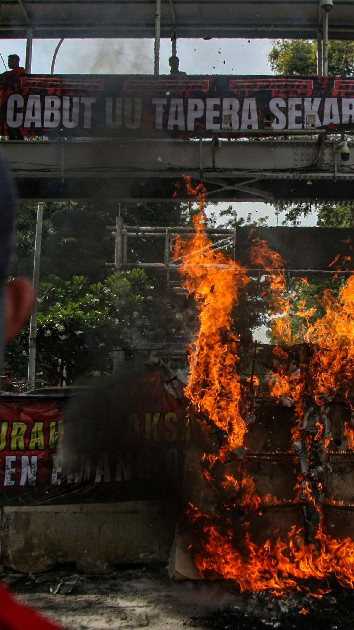 Unjuk rasa ini juga diwarni aksi pembakaran sebagai bentuk melonak kebijakan menyengsarakan buruh. (Liputan6.com/Angga Yuniar)