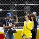 Saat menghadiri Formula 1 Grand Prix, aktris Emily in Paris itu tampil mencuri perhatian dalam balutan setelan blazer dan mini shorts berwarna kuning terang. [Dok/Roger Vivier].