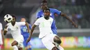 Aksi pemain Arab Saudi, Osama Hawsawi (depan) menghalau bola dari kejaran pemain Italia, Mario Balotelli pada laga persahabatan di Kybunpark Stadium, St. Gallen, Swiss, (28/5/2018). Italia menang 2-1. (Gian Ehrenzeller/Keystone via AP)