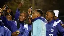 Pemain MU, Anthony Martial diserbu fans untuk diajak selfie usai latihan jelang laga menghadapi Jerman di Yvelines, Jerman, Selasa (10/11/2015). (AFP Photo/Franck Fife)