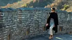 Ibu Negara AS, Melania Trump berjalan di sepanjang seksi Mutianyu, Tembok Besar China di Beijing, 10 November 2017. Mantan model itu Melania tampil dalam balutan kaus turtle neck, mantel, rok panjang dengan aksesori belt warna nude. (AP Photo/Ng Han Guan)