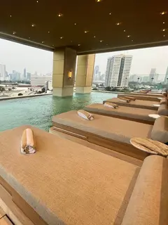 Pilihan staycation di Jakarta semakin menarik dengan hadirnya Jakarta Marriott Hotel Gelora, hotel terbaru yang menawarkan pengalaman menginap berkelas di jantung ibu kota. / Foto: Fimela.com.