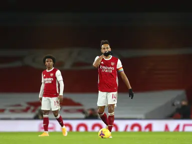 Pemain Arsenal Pierre-Emerick Aubameyang (tengah) bereaksi setelah dia mencetak gol bunuh diri saat melawan Burnley pada pertandingan Liga Premier Inggris di Stadion Emirates, London, Inggris, Minggu (13/12/2020). Arsenal kalah 0-1. (Catherine Ivill/Pool via AP)