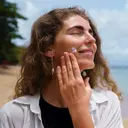 Cara Reapply Sunscreen di Atas Makeup, Praktis Tanpa Harus Dandan Ulang