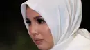 Beberapa hari ini netizen heboh terkait keputusan Rina Nose yang melepas hijabnya. Keputusan itu menuai pro dan kontra di kalangan warganet. Disaat Rina membuka hijab, artis Tya Ariesta minta didoakan berhijab. (Deki Prayoga/Bintang.com)