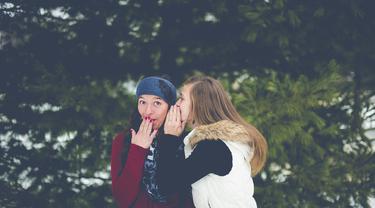 [Bintang] 3 Zodiak Suka Gosip yang Sebaiknya Kamu Jauhi Saat Lagi Puasa