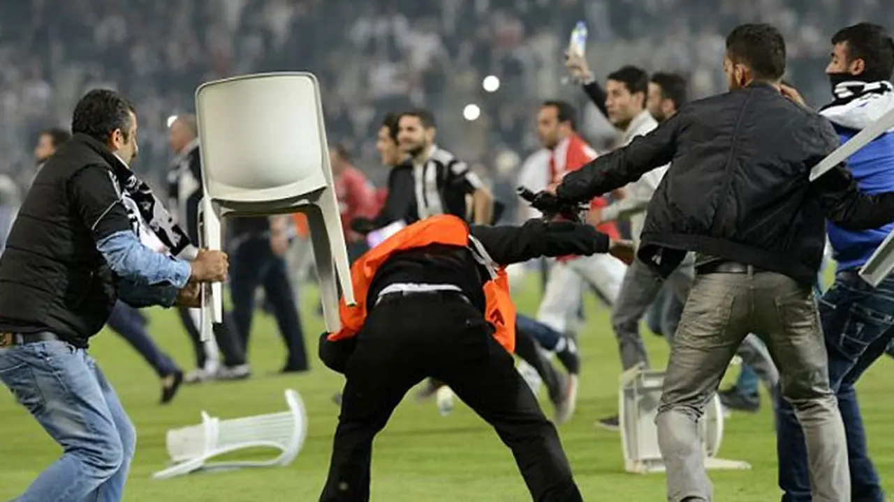 kerusuhan-galatasaray-130923c.jpg