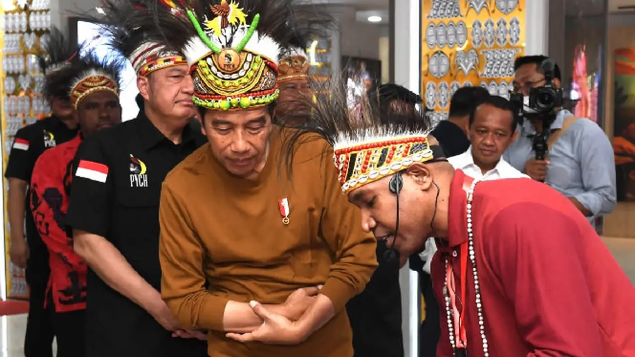 Dirut Yayasan Kitong Bisa, Jouhannes Faidiban, mempresentasikan aplikasi pembangunan berkelanjutan di depan Presiden Joko Widodo (Jokowi). Dok: YKB