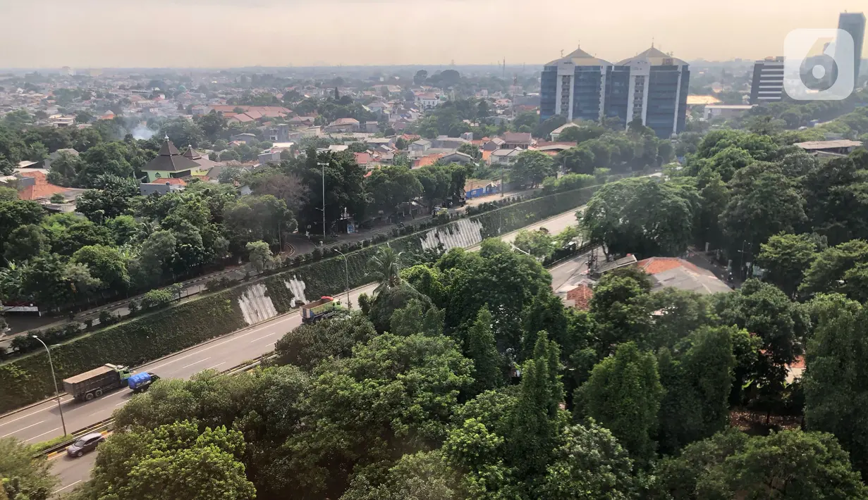 Lansekap permukiman dan gedung bertingkat terlihat di Pasar Minggu, Jakarta, Minggu (25/10/2020). Menurut data terbaru Kementerian PUPR sampai medio 2019 lalu, baru 13 dari 174 kota di Indonesia yang memahami pentingnya RTH bagi pembangunan dan pengembangan wilayah. (Liputan6.com/Immanuel Antonius)