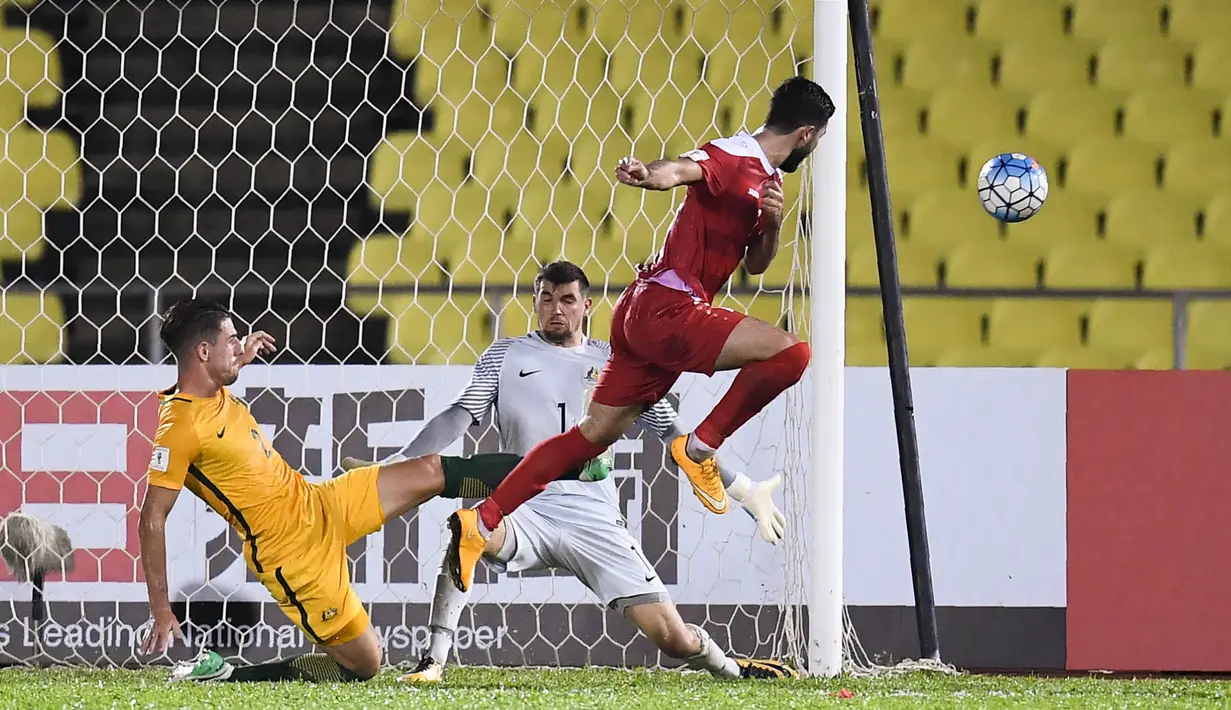 Pemain Suriah, Omar Khrbi, melepaskan tendangan ke gawang Australia pada laga Kualifikasi Piala Dunia 2018 di Stadion Hang Jebat, Kamis (5/10/2017). Suriah bermain imbang 1-1 dengan Australia. (AFP/Mohd Rasfan)
