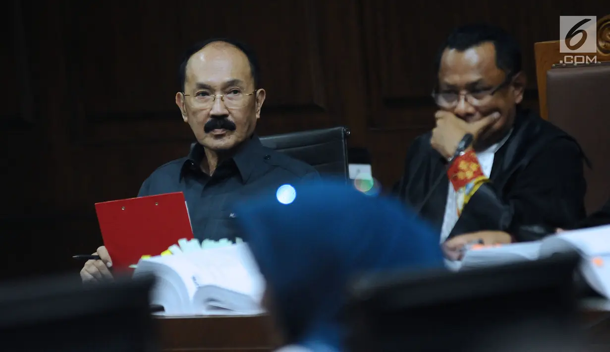 Terdakwa kasus dugaan merintangi penyidikan dugaan korupsi e-KTP, Fredrich Yunadi menyimak keterangan saksi saat sidang lanjutan di Pengadilan Tipikor, Jakarta, Kamis (15/3). Sidang mendengarkan keterangan saksi. (Liputan6.com/Helmi Fithriansyah)