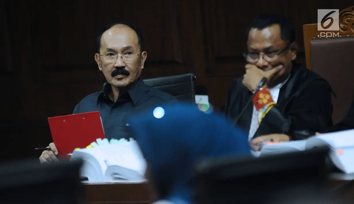 Terdakwa kasus dugaan merintangi penyidikan dugaan korupsi e-KTP, Fredrich Yunadi menyimak keterangan saksi saat sidang lanjutan di Pengadilan Tipikor, Jakarta, Kamis (15/3). Sidang mendengarkan keterangan saksi. (Liputan6.com/Helmi Fithriansyah)