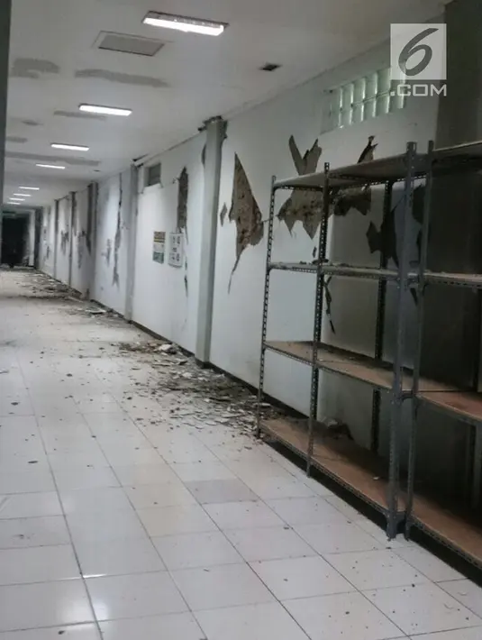 Dinding pada bangunan RSUD Banyumas, Jawa Tengah retak akibat gempa mencapai 6,9 Skala Richter (SR), Sabtu (16/12). Gempa terjadi pukul 23.47 WIB di 8.03 Lintang Selatan, 108.04 Bujur Timur dengan kedalaman 105 km. (Liputan6.com/Pool)