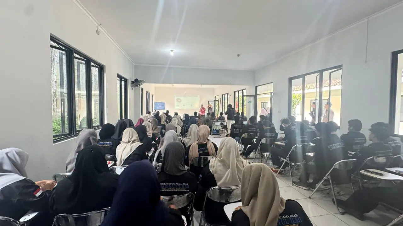 BRI Insurance memberikan edukasi pengelolaan risiko dan bantuan sarana pendidikan guna mendukung kualitas pembelajaran mahasiswa di Depok. (Dok BRI)