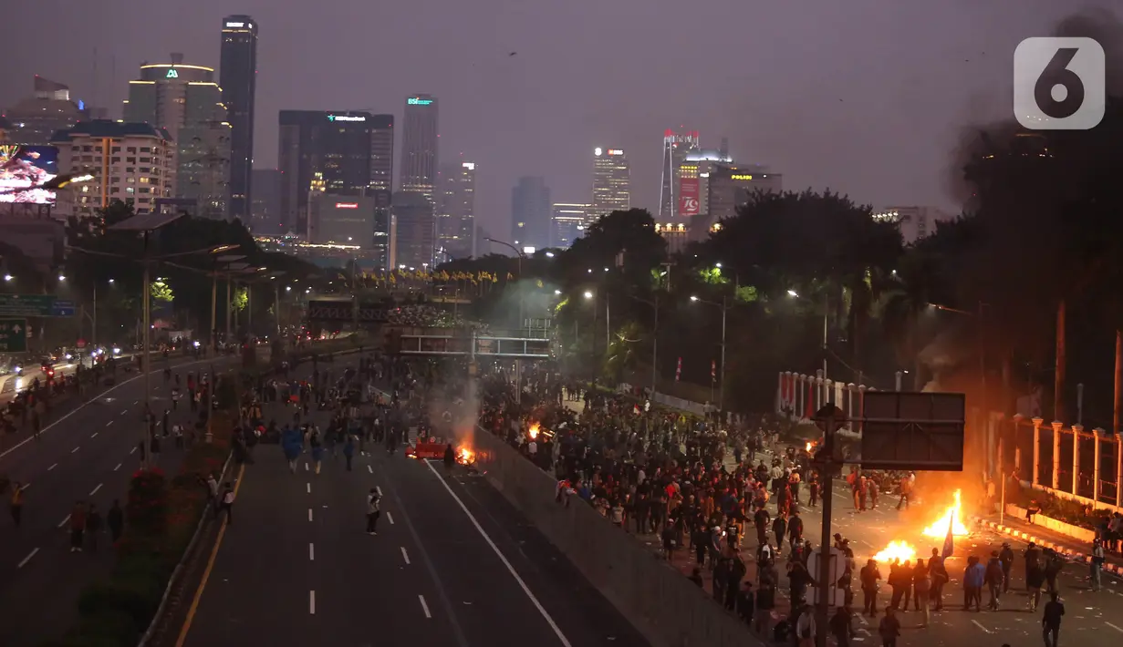 Pengunjuk rasa memenuhi ruas jalan Gatot Subroto dan Jalan Tol Dalam Kota di sekitar gedung MPR, DPR, dan DPD RI, Jakarta, Kamis (22/8/2024). (Liputan6.com/Angga Yuniar)