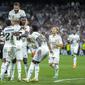 Para pemain Real Madrid merayakan gol Federico Valverde (kedua dari kiri) dalam pertandingan Grup F Liga Champions melawan RB Leipzig di Santiago Bernabeu, Madrid, Spanyol, Kamis (15/9/2022) dini hari WIB. Real Madrid menang 2-0. (AP Photo/Manu Fernandez)