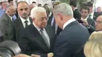 Pemandangan mengharukan ketika Presiden Palestina, Mahmoud Abbas dan PM Israel, Benjamin Netanyahu berjabat tangan dalam pemakaman mantan presiden, Shimon Peres (Reuters)