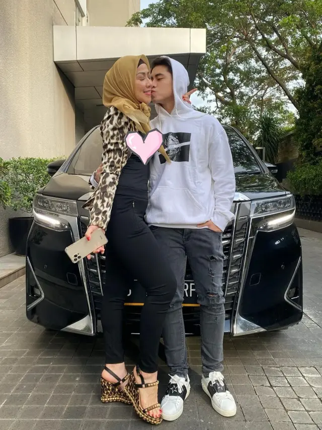 Athalla Naufal beri hadiah mobil untuk ibunya (Instagram/athallanaufal7)
