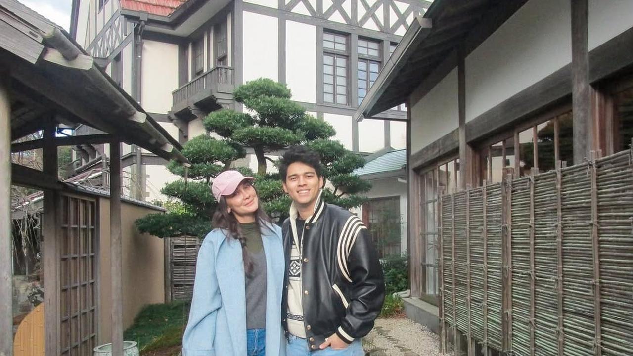 Potret Luna Maya Tampil Cantik Tanpa Riasan Saat Berlibur ke Jepang