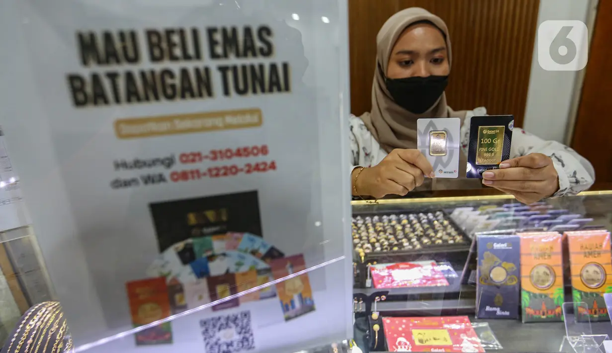 Petugas menunjukkan emas batangan di Galeri 24 Pegadaian, Jakarta, Senin (20/12/2024). (Liputan6.com/Angga Yuniar)