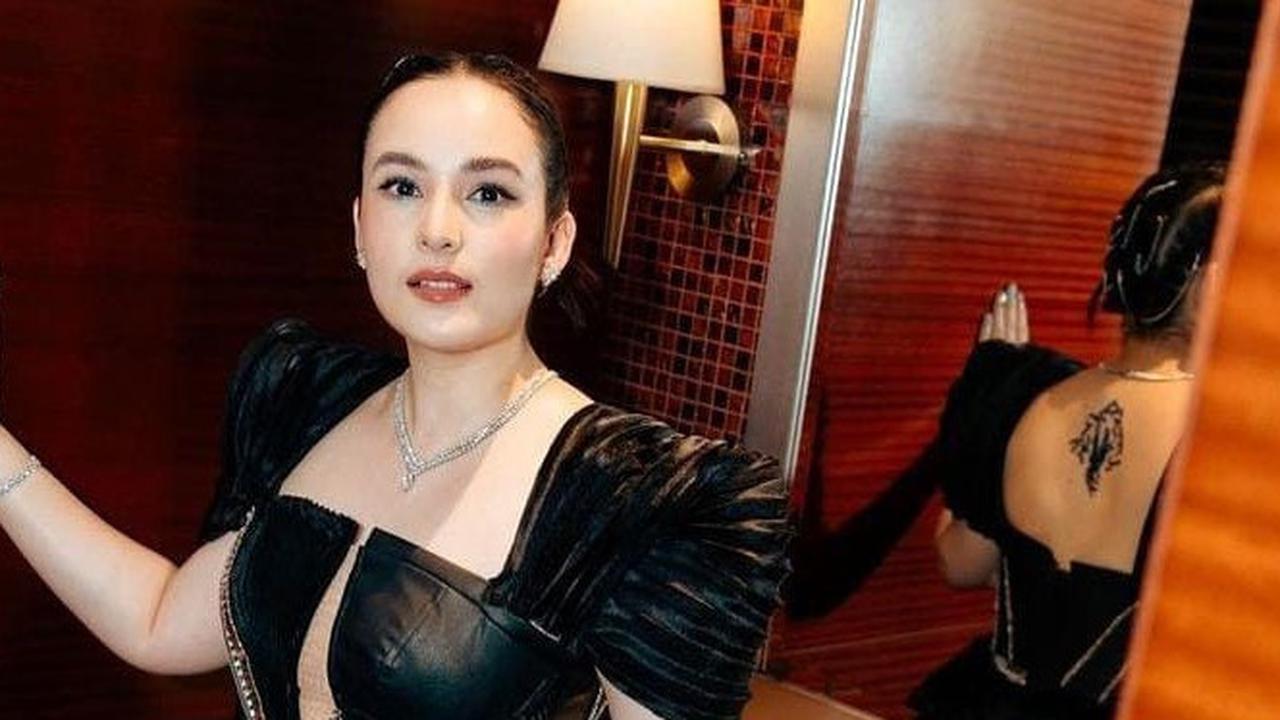 10 Potret Chelsea Islan Dipuji Gorgeous & Berdemage Tampil Pakai Dress Backless Hitam, Tato di Punggung Ramai Disorot