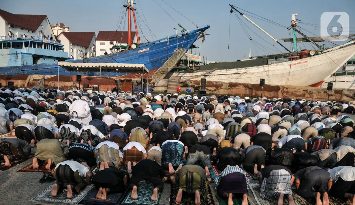 Para jemaah nampak khusyuk mengikuti rangkaian Salat Idul Fitri 1444 H. (merdeka.com/Iqbal S. Nugroho)
