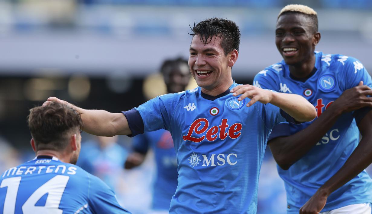 Gelandang Napoli, Hirving Lozano, merayakan gol yang dicetaknya ke gawang Atalanta pada laga lanjutan Liga Italia di Stadion San Paulo, Napoli, Sabtu (17/10/2020) malam WIB. Napoli menang 4-1 atas Atalanta.  (Alessandro Garofalo/LaPresse via AP)