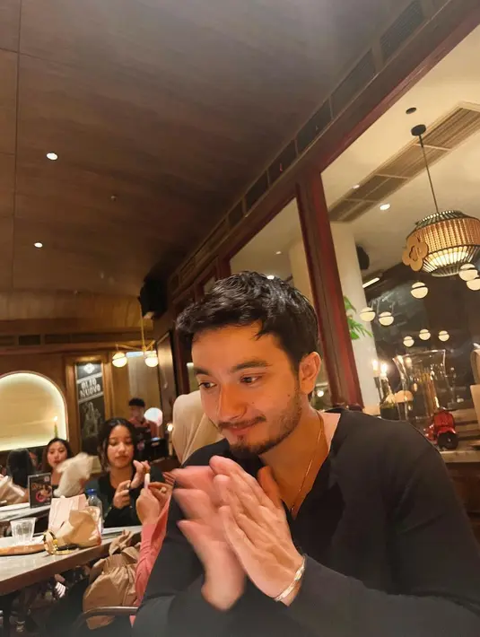 Melalui akun instagramnya, pemeran Jojo dalam sinetron Catatan Harianku itu membagikan beberapa potret perayaan ulang tahun. Tampak, ultah pria kelahiran Jerman itu dirayakan bersama keluarga tercinta di sebuah restoran. [Instagram/bryandomani_bd_]